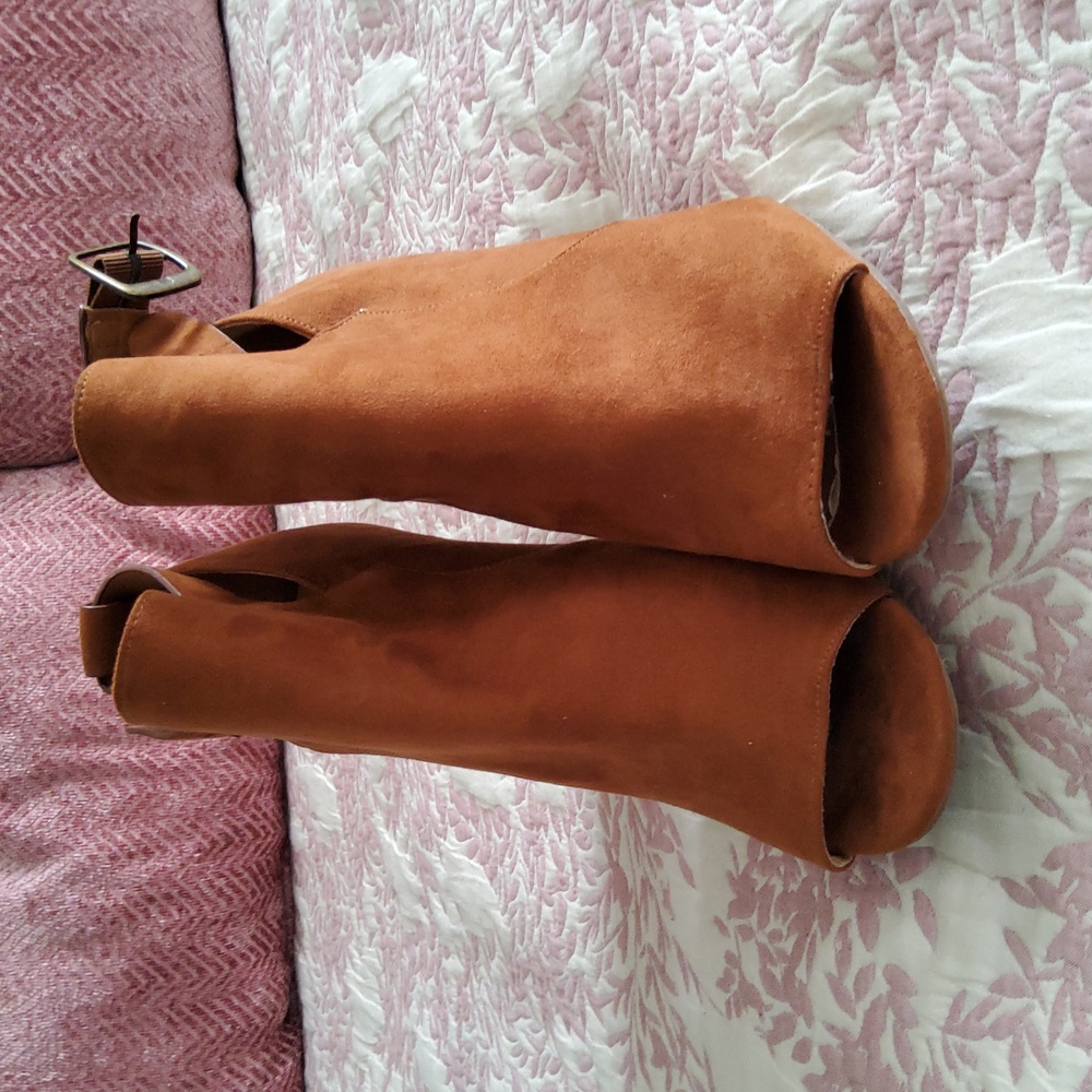 Bamboo Women's Tan Peep-Toe Ankle Boots SIZE 10